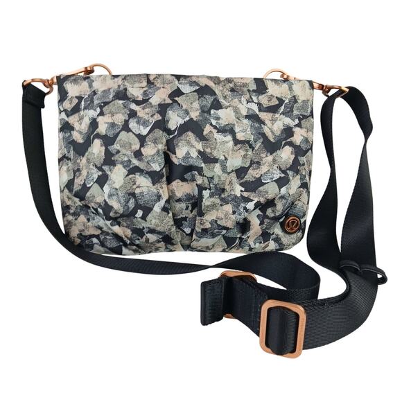 Lululemon Hip To Be Free Polyester Bag In Mystic Jungle Crossbody Or Waist Bag - Picture 1 of 10